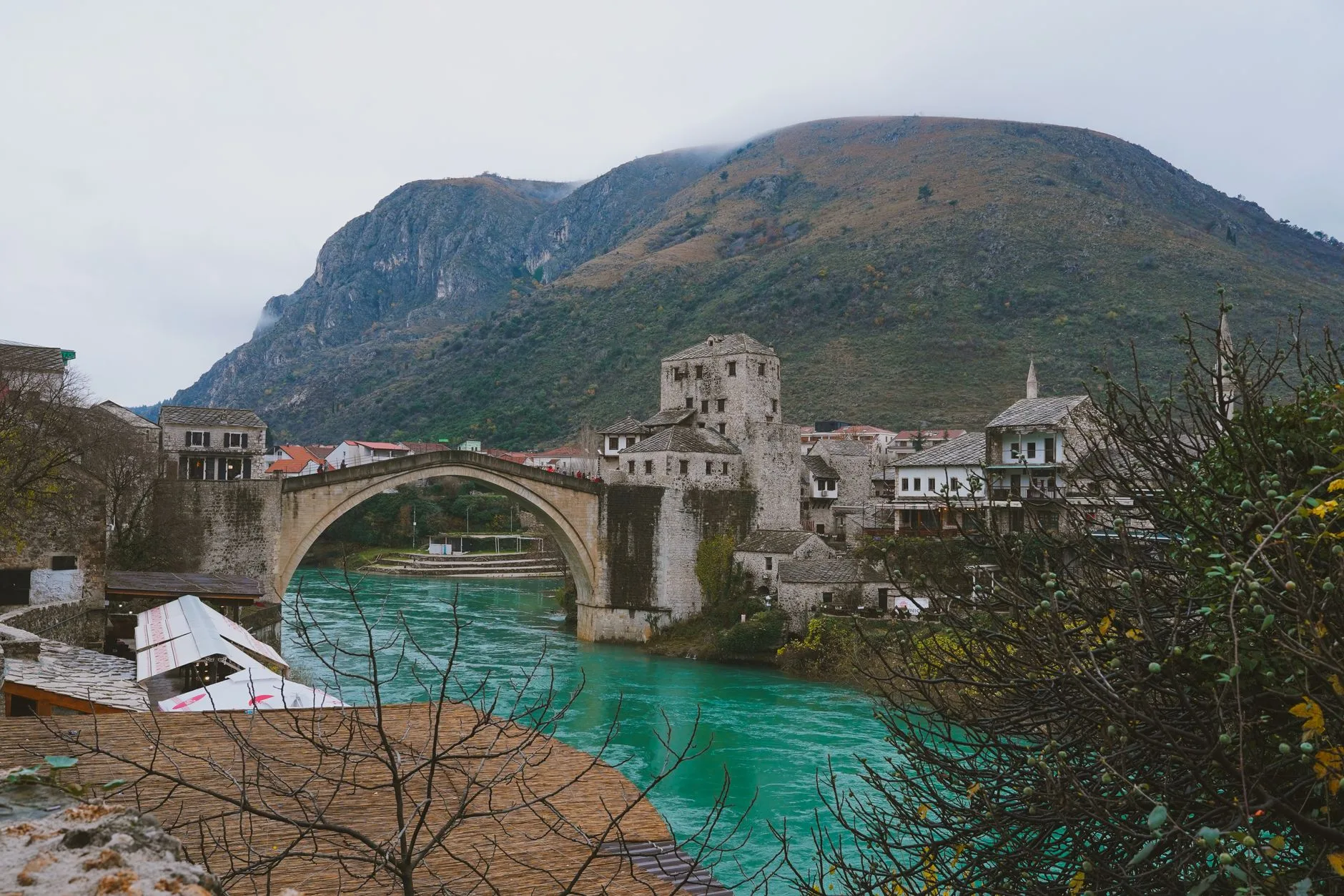 Vieille ville et pont de Mostar vus depuis la rivière Neretva, sans voiture en Bosnie