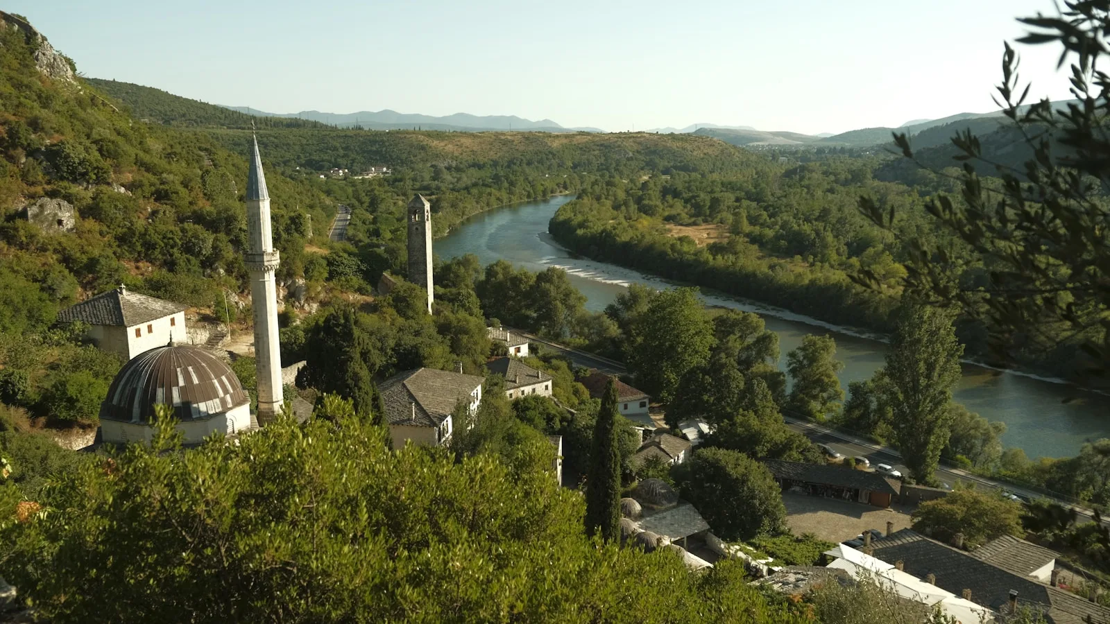 La mosquée Šišman Ibrahim-paša avec son minaret élancé à Počitelj